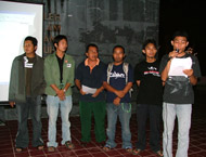 Toni saat membacakan Petisi 21 Mei, didampingi oleh kordinator seluruh Elemen.